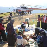 توزیع مواد غذایی و امدادرسانی به اهالی پنج روستای محاصره در برف در بخش مرکزی الیگودرز