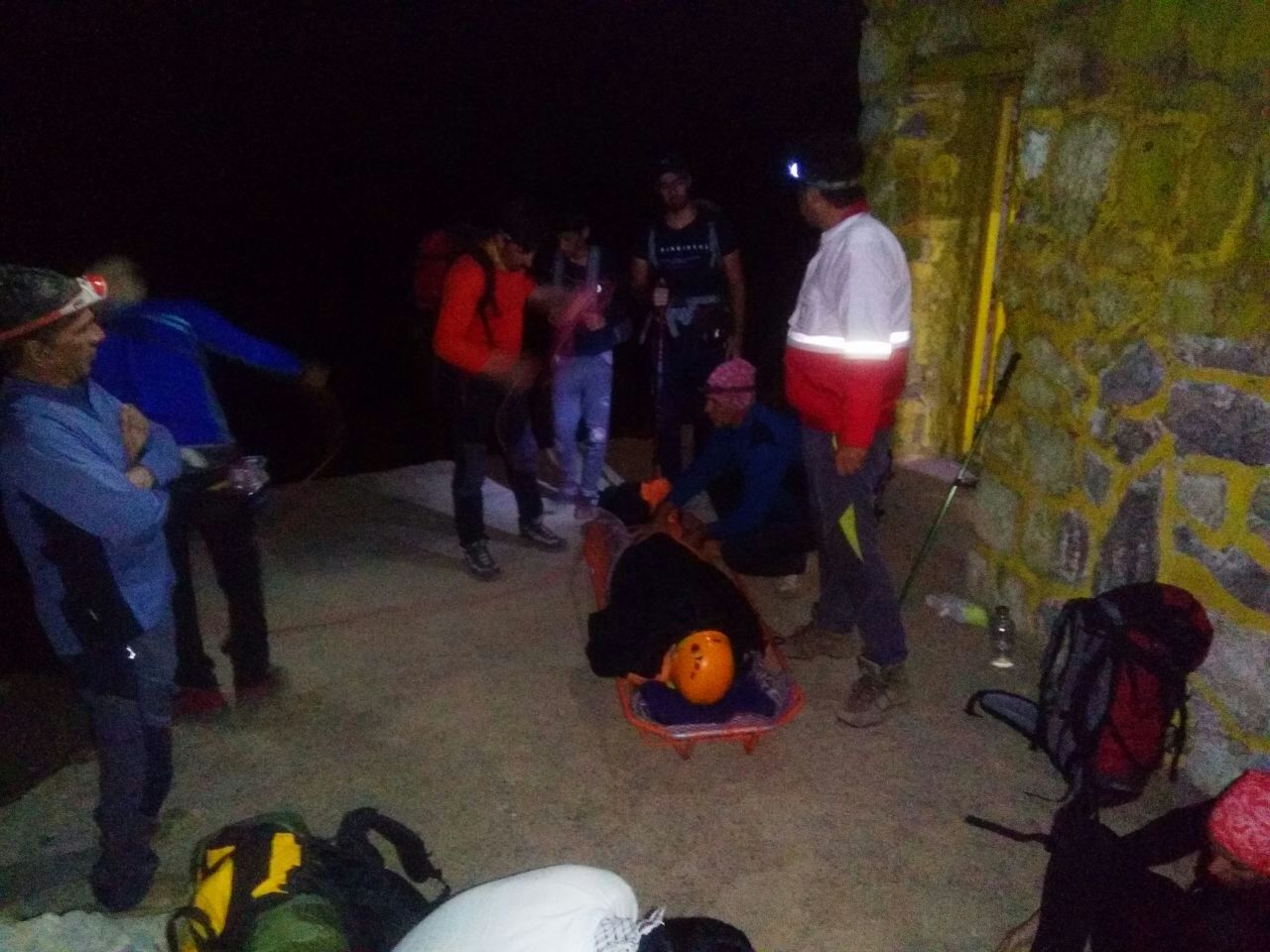 نجات کوهنورد دورودی از قله کول جنو اشترانکوه/ ۶ ساعت عملیات طاقت فرسای هلال احمر