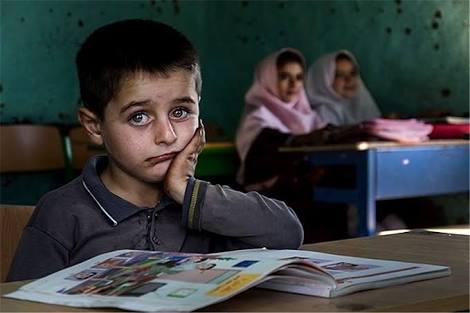 توزیع بسته های تحصیلی بین دانش آموزان مناطق محروم استان