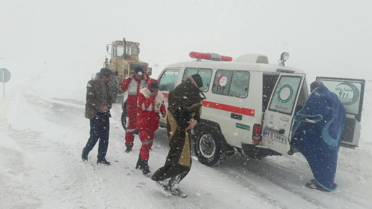 نجات جان سه معلم زحمت کش از برف وکولاک در گردنه فرسش الیگودرز