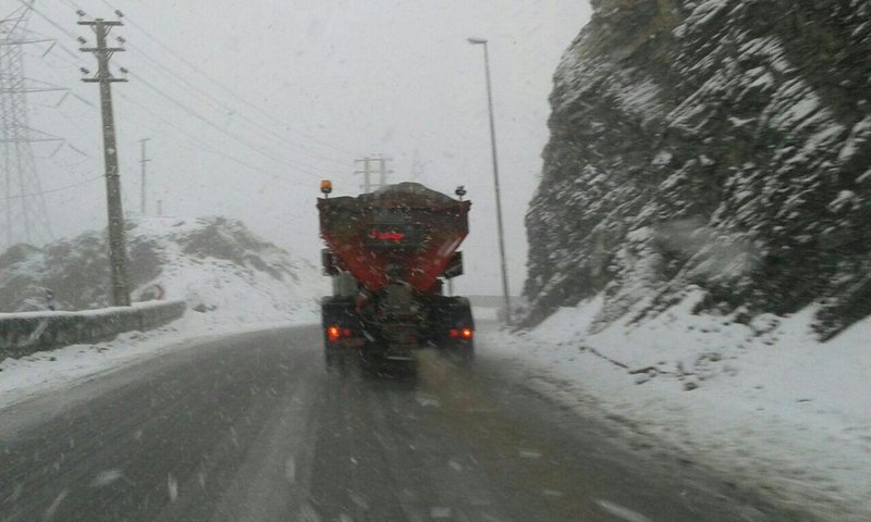 گردنه گله‌بادوش بر اثر بارش برف مسدود شد/ رانندگان از مسافرت‌های غیر ضروری پرهیز کنند