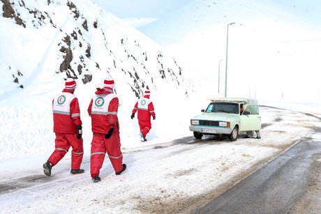 امدادرسانی هلال احمر لرستان به ۱۰۵ خودروی گرفتار در برف