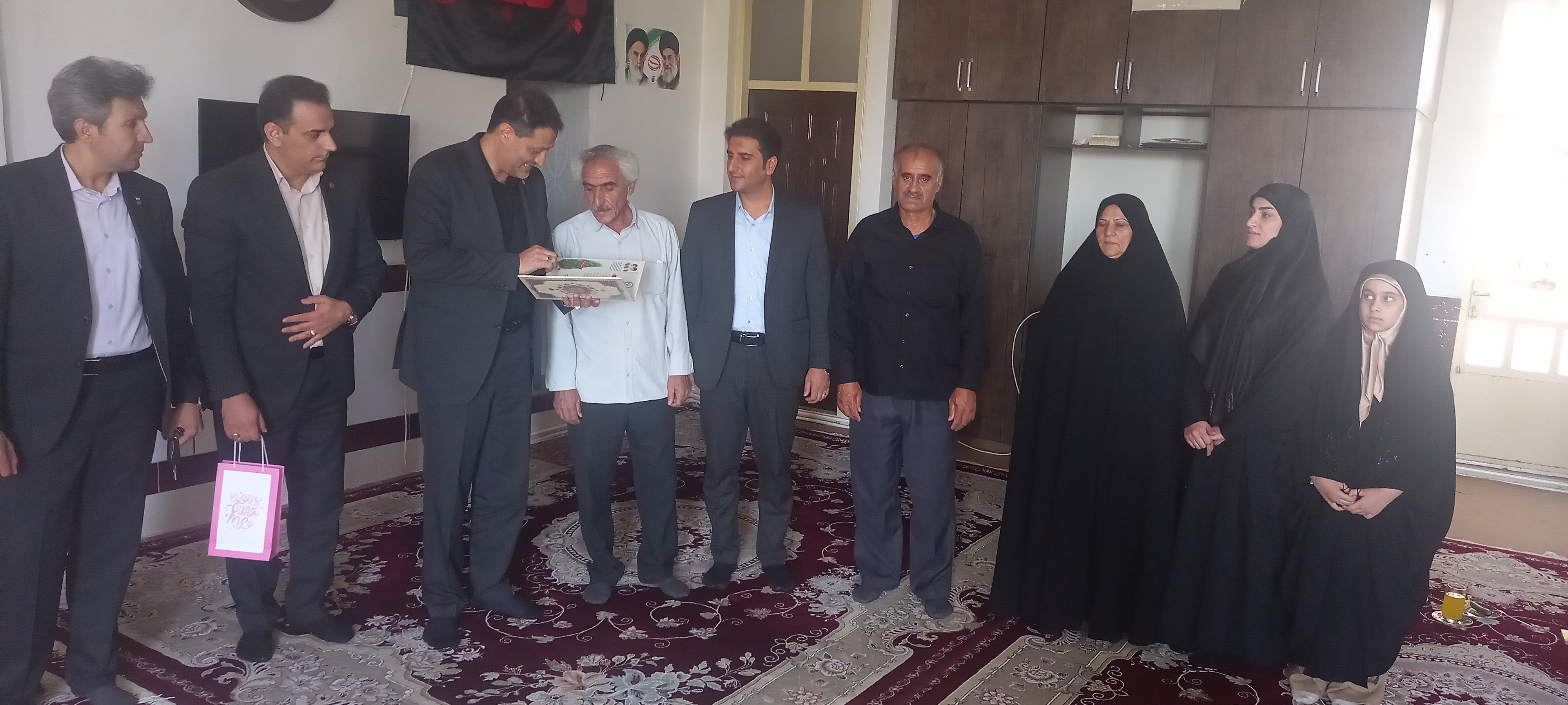 حضور در کنار خانواده‌های شهدا افتخار و تکلیف ماست