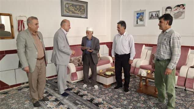 دیدار مدیر کل استاندارد لرستان با خانواده شهدا به مناسبت هفته دولت