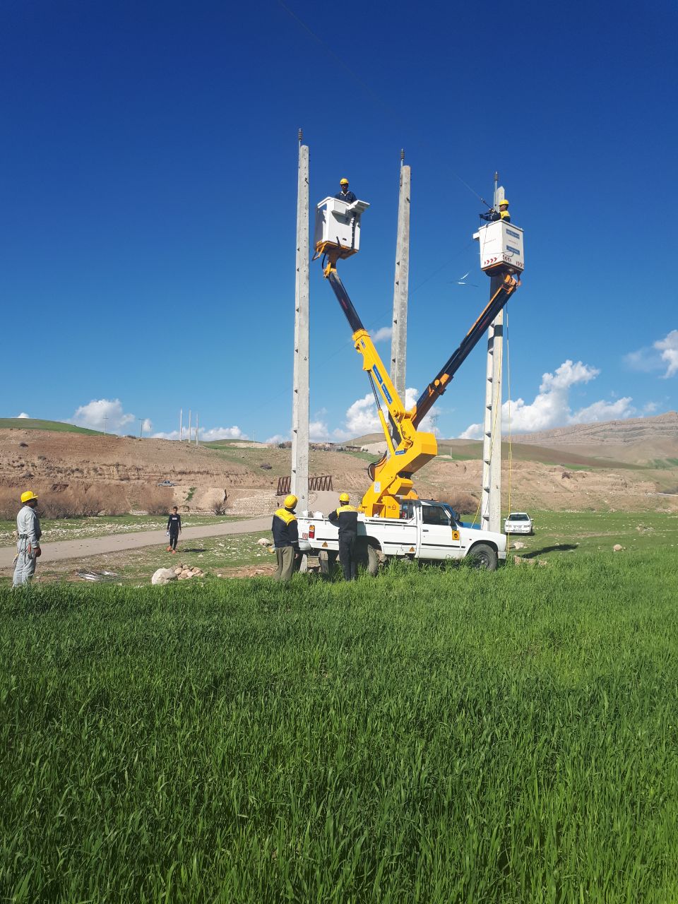 حضور خودجوش و کمکهای نوع دوستانه پیمانکاران برق در مناطق سیلاب زده لرستان