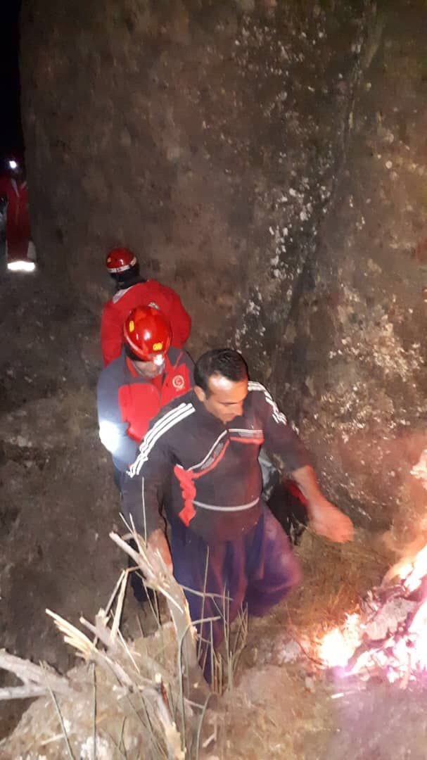 نجات فرد گرفتار شده در صخره ها توسط هلال احمر لرستان