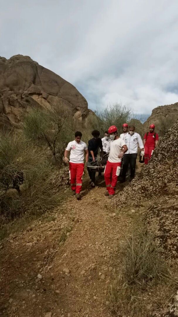 ‍ نجات جان گردشگر گرفتار شده در ارتفاعات مخملکوه توسط هلال احمر لرستان