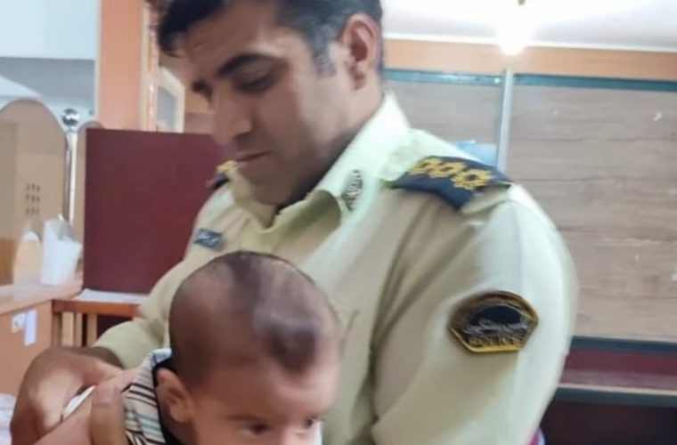 نجات نوزاد سه ماهه توسط پلیس وظیفه‌شناس